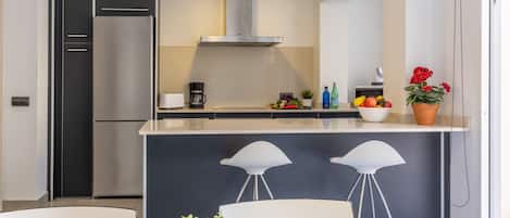 Réfrigérateur, micro-ondes, four, plaque de cuisson