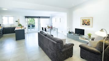 Een dvd-speler en een tafeltennistafel