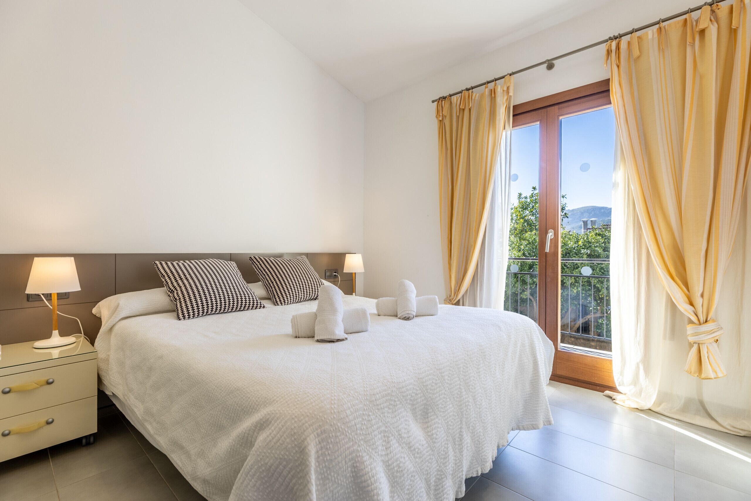 2 makuuhuonetta, tallelokero huoneessa, silitysrauta/-lauta