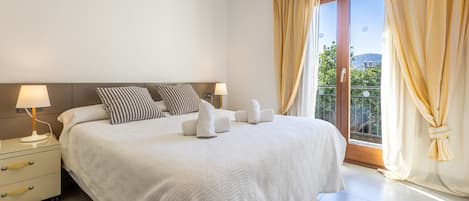 2 makuuhuonetta, tallelokero huoneessa, silitysrauta/-lauta