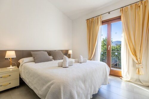 Town centre apartment with pool and private parking