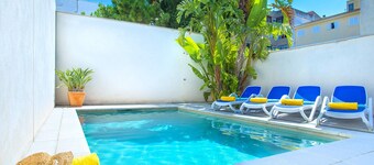 Town centre apartment with pool and private parking