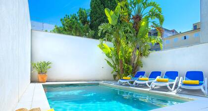 Town centre apartment with pool and private parking