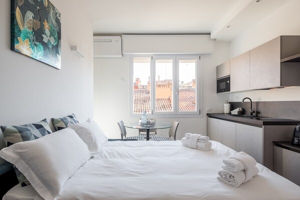 City Apartment | Living area | Flat-screen TV - Galleria del Reno Apartments (Bologna)
