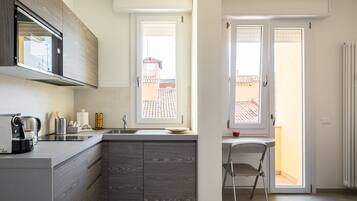 Apartemen Comfort | Dapur pribadi | Lemari es besar, microwave, oven, dan kompor