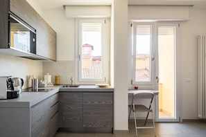 Comfort-Apartment | Eigene Küche | Großer Kühlschrank, Mikrowelle, Ofen, Herdplatte