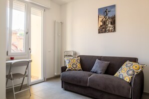 Comfort Apartment | Living room | Flat-screen TV - Galleria del Reno Apartments (Bologna)