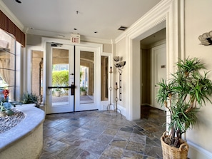 Interior - Kick Back w/ King Bed and Mountain & Pool Views (Scottsdale)