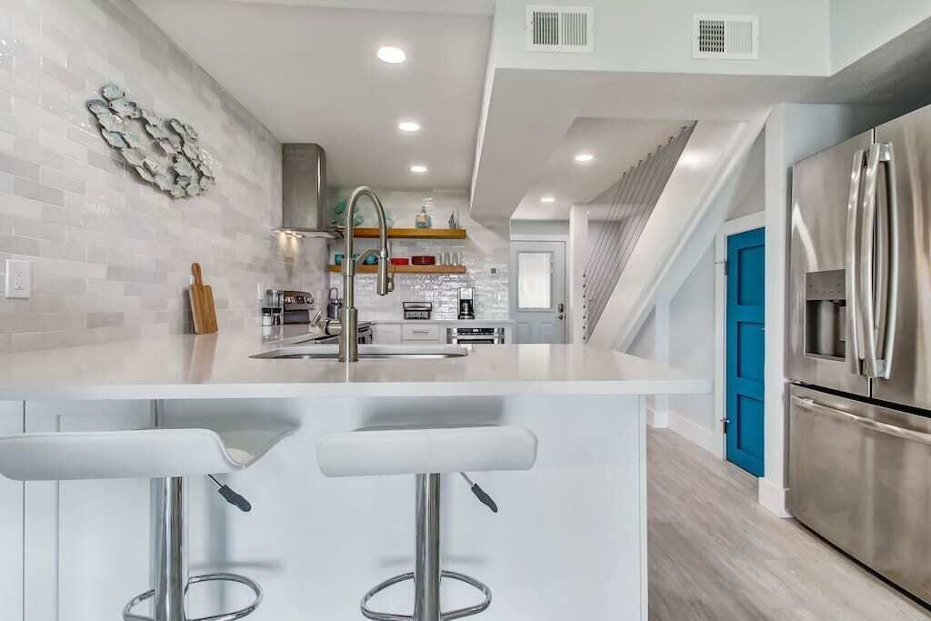 Jääkaappi, mikroaaltouuni, uuni, liesi