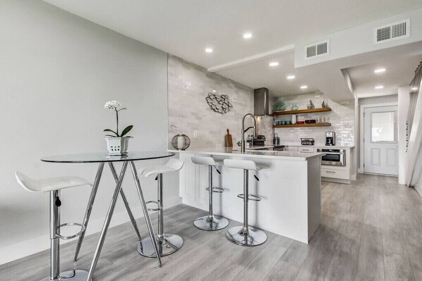 Refrigerador, microondas, horno, placa de cocina