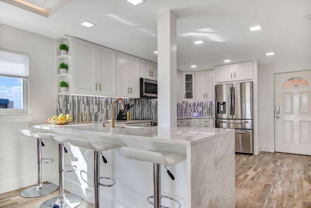 Jääkaappi, mikroaaltouuni, uuni, liesi