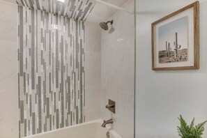 Ensemble douche/baignoire, sèche-cheveux, serviettes fournies