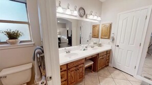 Haartrockner, Handtücher, Seife, Shampoo