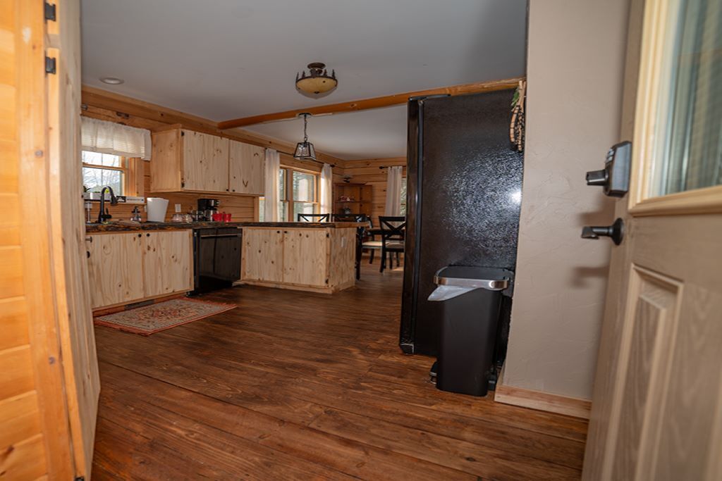 Mt Views with hot tub and game room. Close to Storyland & Tax free outlets