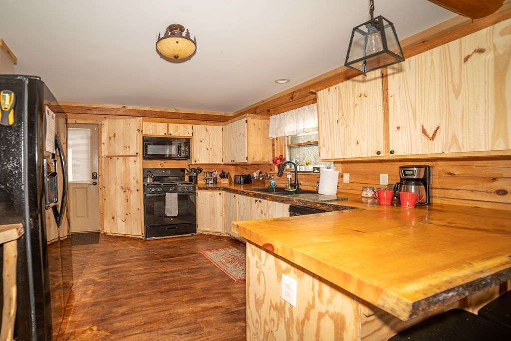 Mt Views with hot tub and game room. Close to Storyland & Tax free outlets