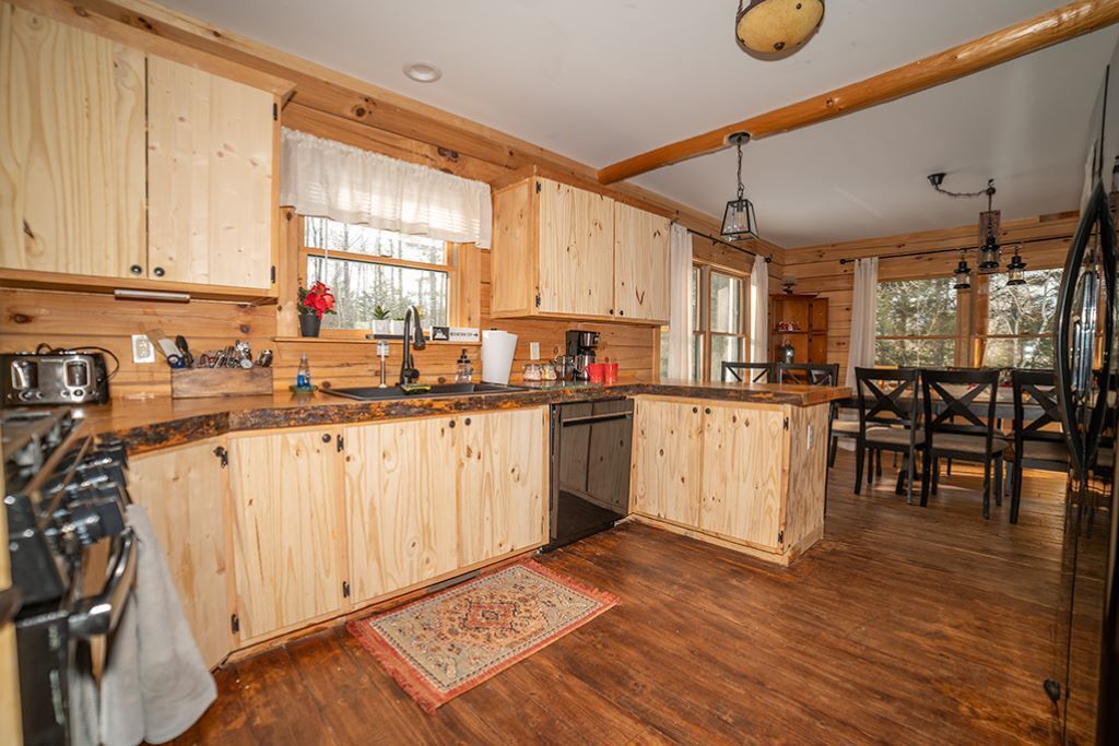 Mt Views with hot tub and game room. Close to Storyland & Tax free outlets