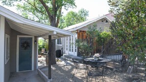 A covered patio with a table and chairs, surrounded by trees and a gravel path. - Rose House, Two walkable blocks to Historic Downtown Prescott Courthouse (Prescott)