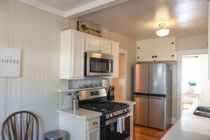Fridge, microwave, oven, stovetop - Rose House, Two walkable blocks to Historic Downtown Prescott Courthouse (Prescott)