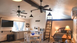 A compact living space with a kitchenette, dining area, and a bedroom with a bed and nightstand. - Rose House, Two walkable blocks to Historic Downtown Prescott Courthouse (Prescott)