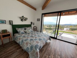 4 dormitorios, caja fuerte, escritorio y tabla de planchar con plancha