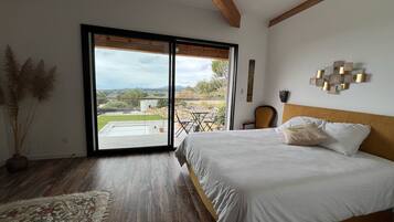 4 bedrooms, desk, iron/ironing board, travel cot