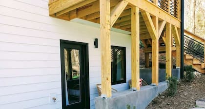 Cozy Comfortable Asheville Couple's Getaway