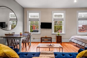 1 habitación, tabla de planchar con plancha, wifi gratis y ropa de cama