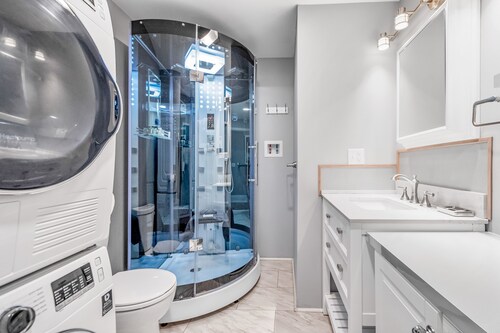 Luxe Studio 1 Loft Main St. Beacon Luxury Steam Shower! Kitchen, Washer/Dryer