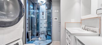 Luxe Studio 1 Loft Main St. Beacon Luxury Steam Shower! Kitchen, Washer/Dryer