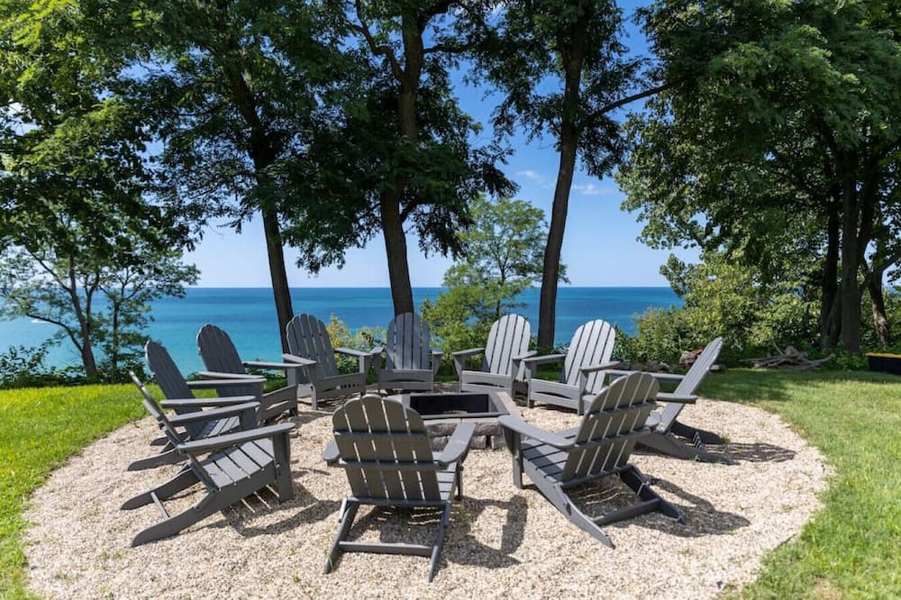 Lakeside Manor - Private Beach- Endless Memories