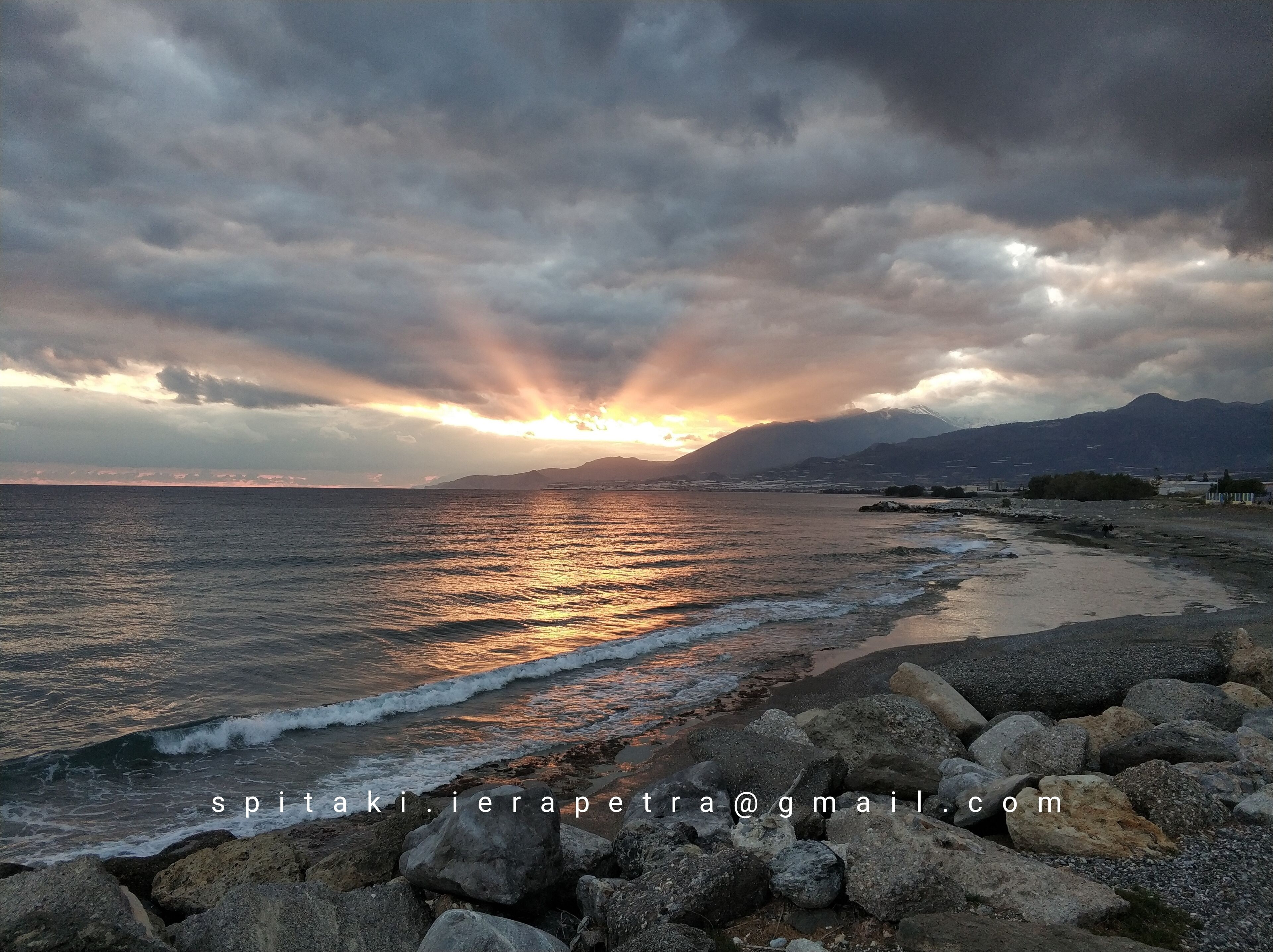 Playa en los alrededores, camastros y toallas de playa 