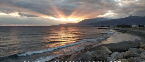 Tæt på stranden, liggestole, badehåndklæder