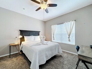 2 soverom, skrivebord, strykejern/-brett og wi-fi (inkludert)