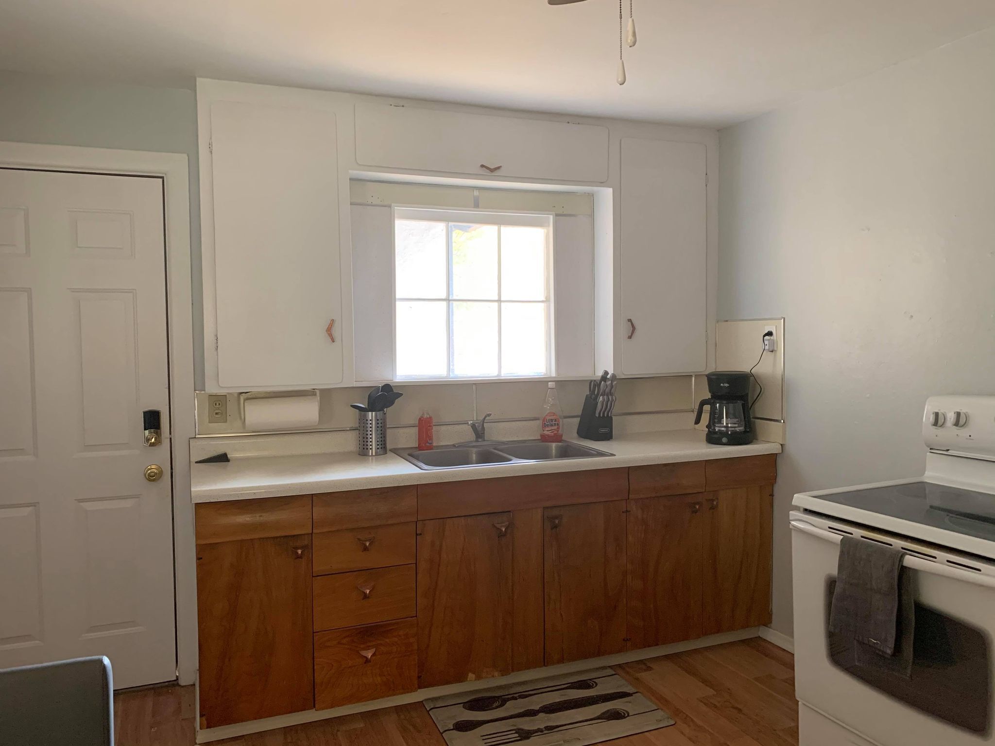 House on the Hill* Cozy home in quiet neighborhood