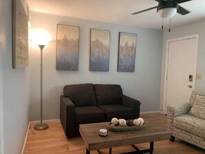 Smart TV - House on the Hill* Cozy home in quiet neighborhood (Globe)