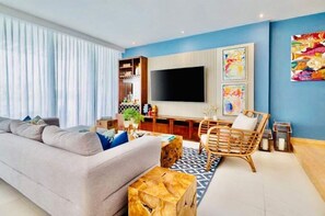 Smart TV - LUXURY WATERFRONT VILLA IN CAP-CANA (Punta Cana)