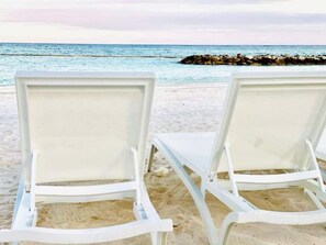 Plage à proximité, chaises longues, serviettes de plage