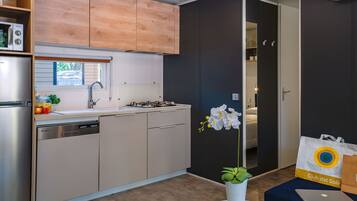 Mobile Deluxe-Unterkunft | Eigene KĂŒche | KĂŒhlschrank, Herdplatte, Hochstuhl, Kochgeschirr/Geschirr/Besteck