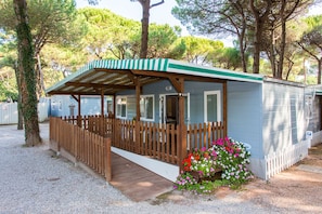 Deluxe Mobile Home, Accessible | Vista giardino