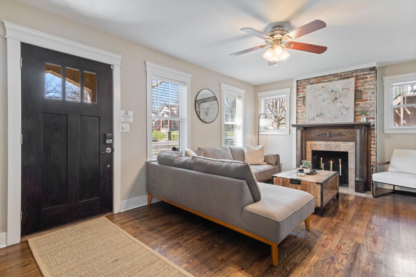 Smart TV, fireplace, ping pong, stereo