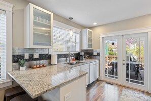 Coffee/tea maker, fridge, microwave, oven - Stunning Nashville Charm - Convenient to Downtown (Nashville)
