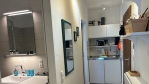 冰箱、炉灶、厨具/餐具、餐桌