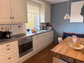 冷蔵庫、オーブン、コンロ、食器洗い機