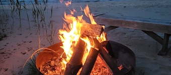 Lakeside Splash - Cozy Cottage on beautiful Lake Huron in Oscoda, MI