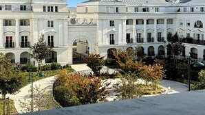 A large, white, classical-style building with multiple balconies and arched windows. - ★ Cosy Apartment Near Disneyland Paris ★ (Serris)