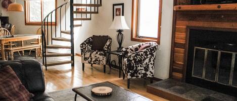 Smart TV, chimenea y monitor de computadora