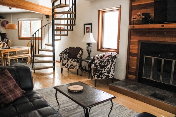 Smart TV, fireplace, computer monitors