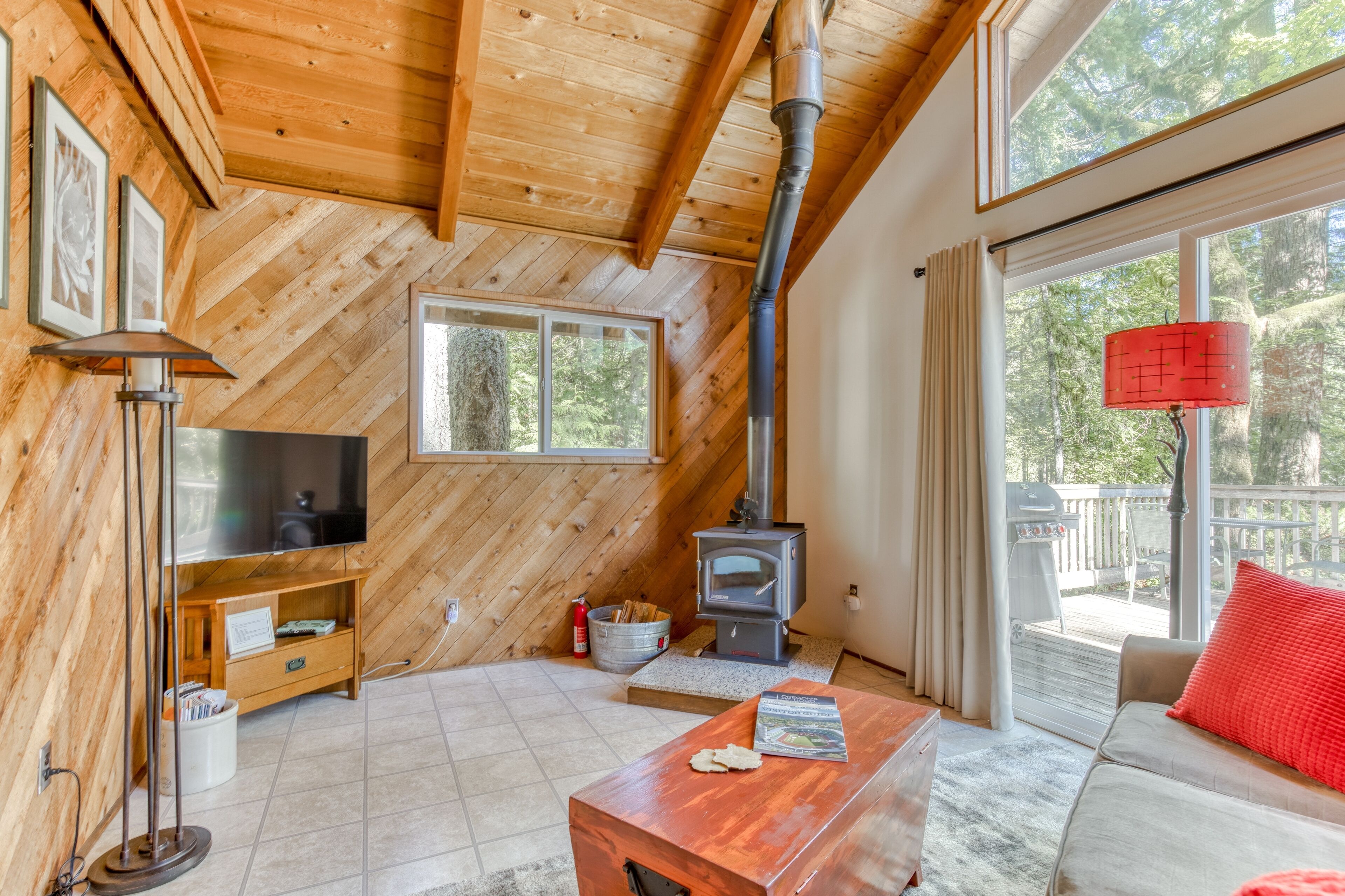 Cozy cabin right on the beautiful Sandy River with amazing deck