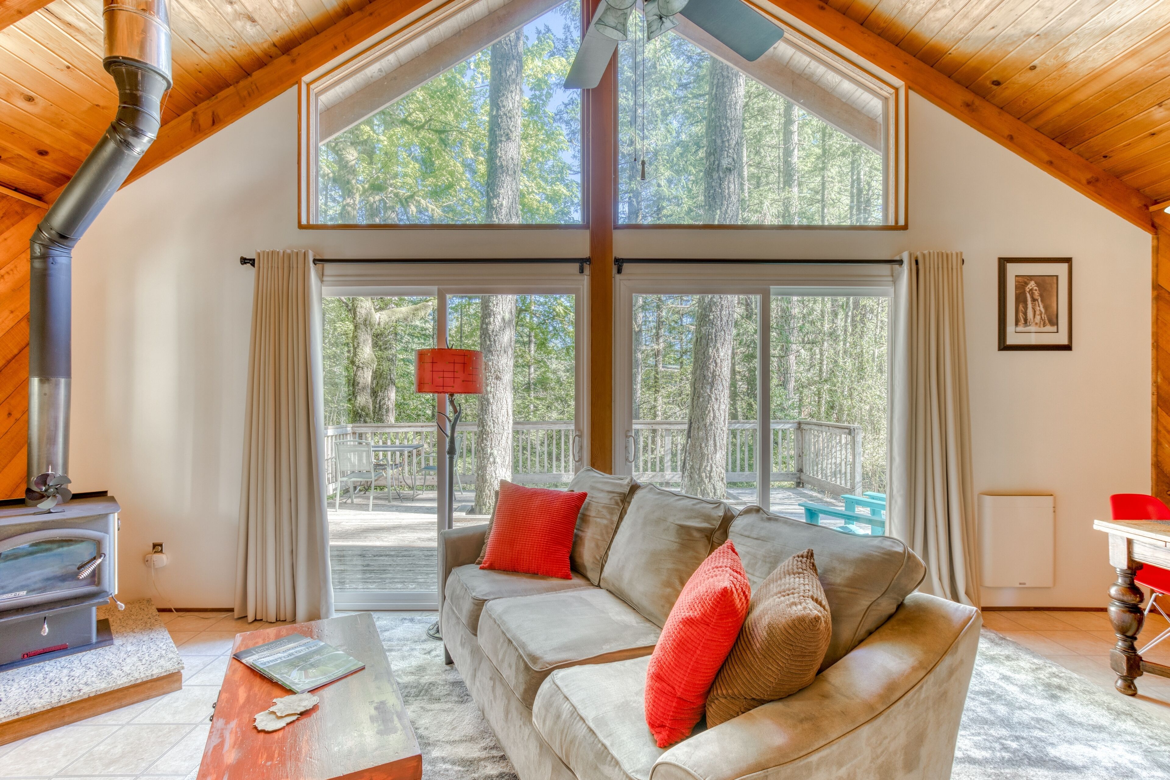 Cozy cabin right on the beautiful Sandy River with amazing deck