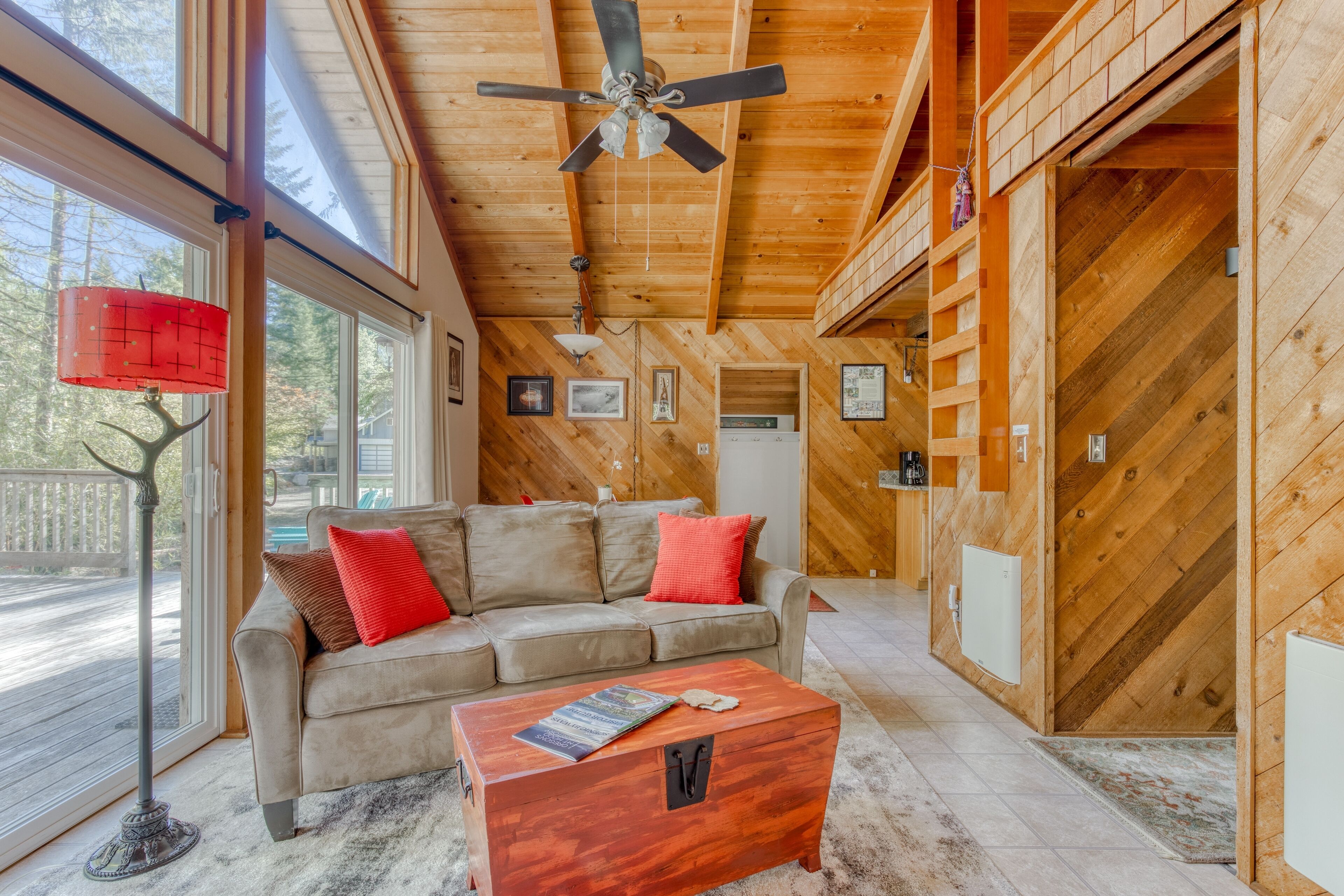 Cozy cabin right on the beautiful Sandy River with amazing deck
